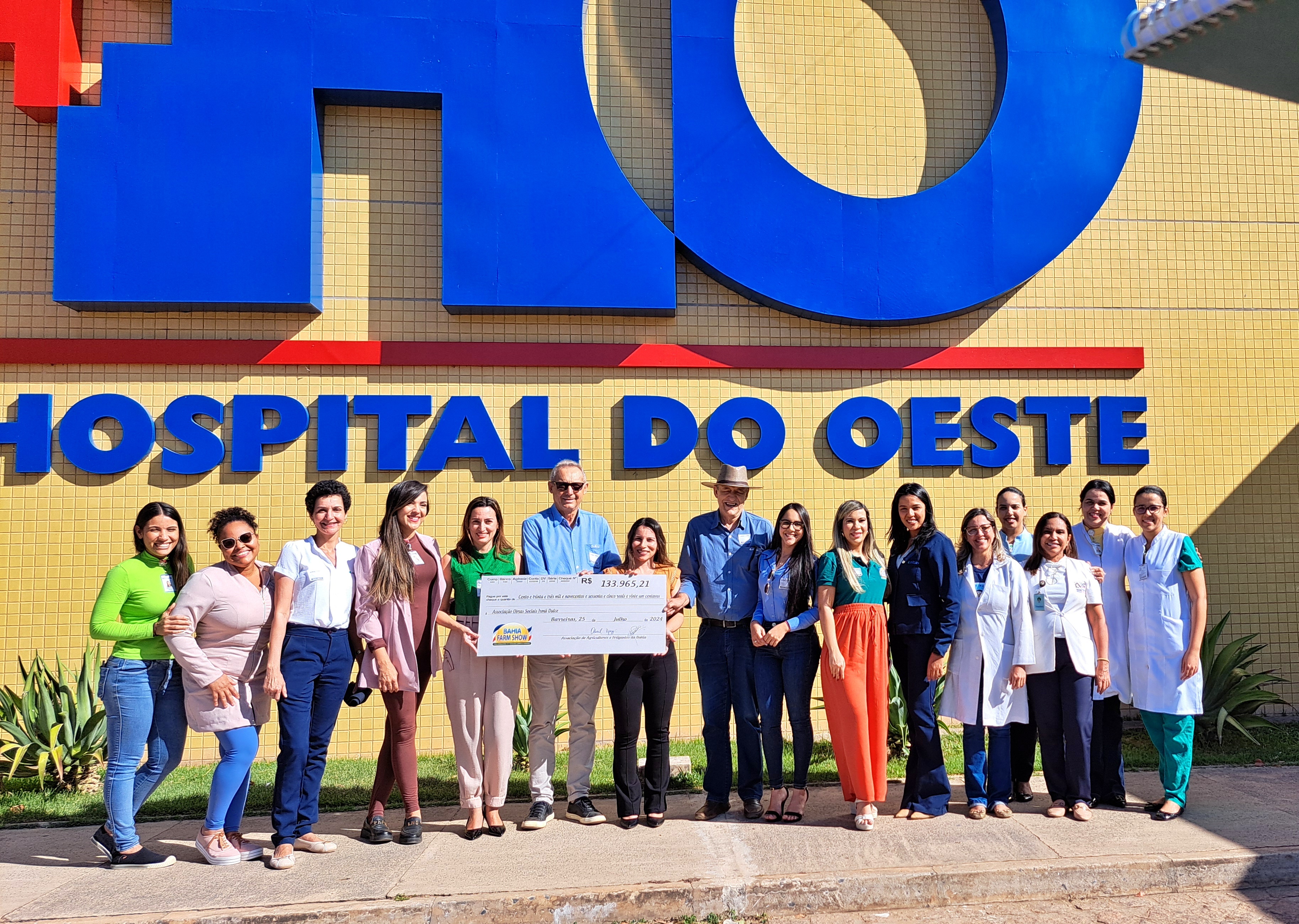Entrega do ingresso solidário da Bahia Farm Show para obras sociais Irmã Dulce